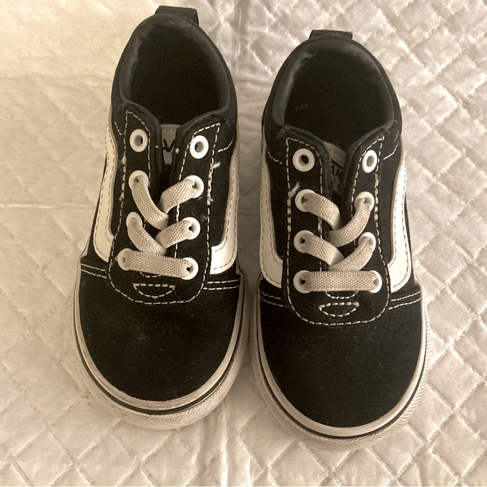 Vans Toddler size 6 Black & White EUC